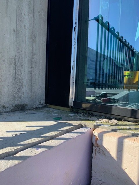 Peasissekäigu klaasfassaadi alumise liitekoha ehitus
