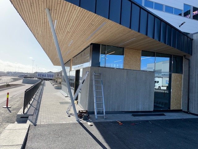 Valmis peasissekäigu varikatus, puitlagi ja klaasfassaad