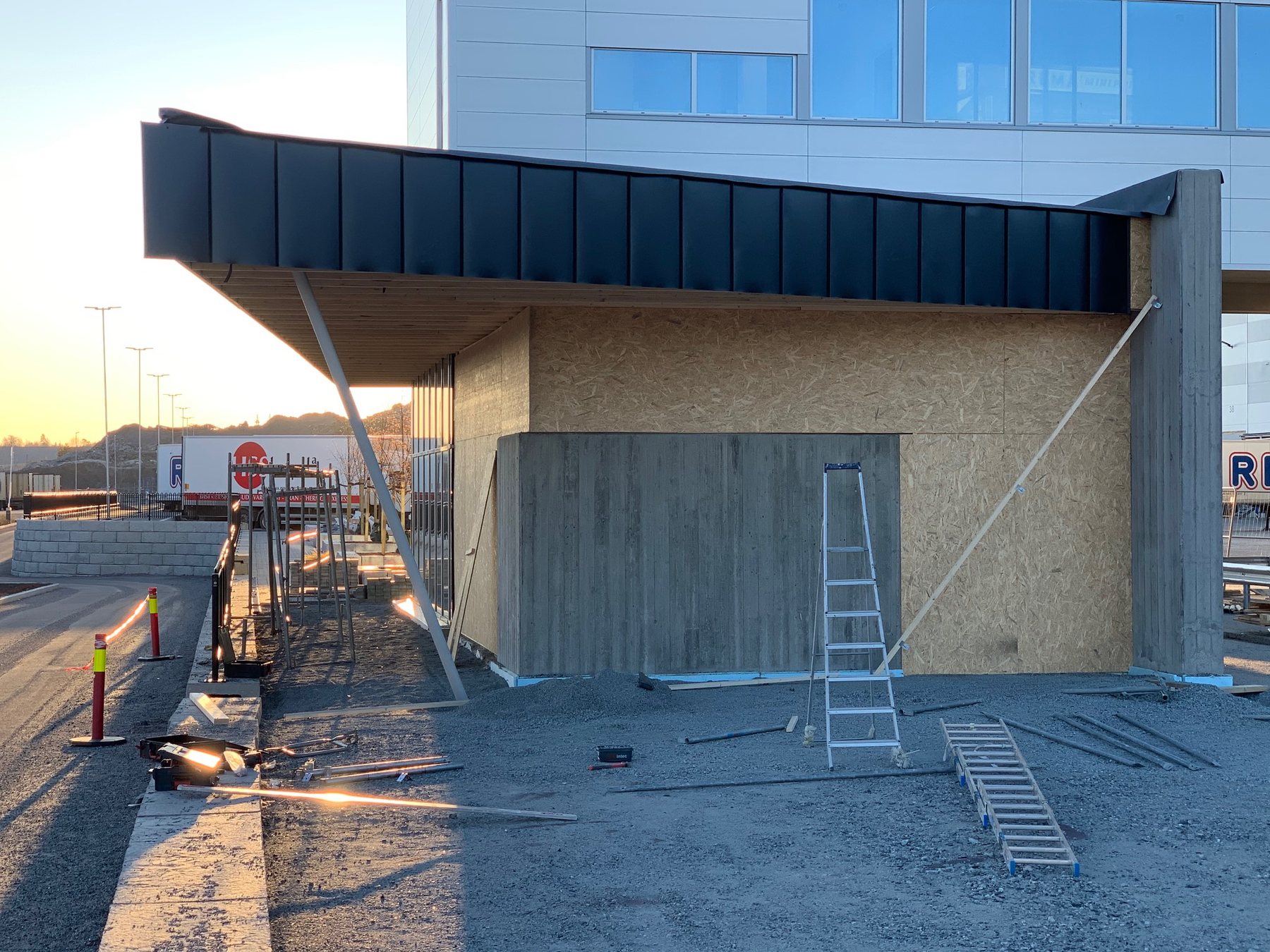 Peasissekäigu välisseina plaatimine ehituse käigus
