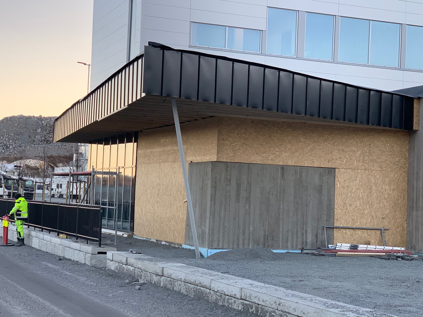 Peasissekäigu seina- ja fassaaditööd hoone ees