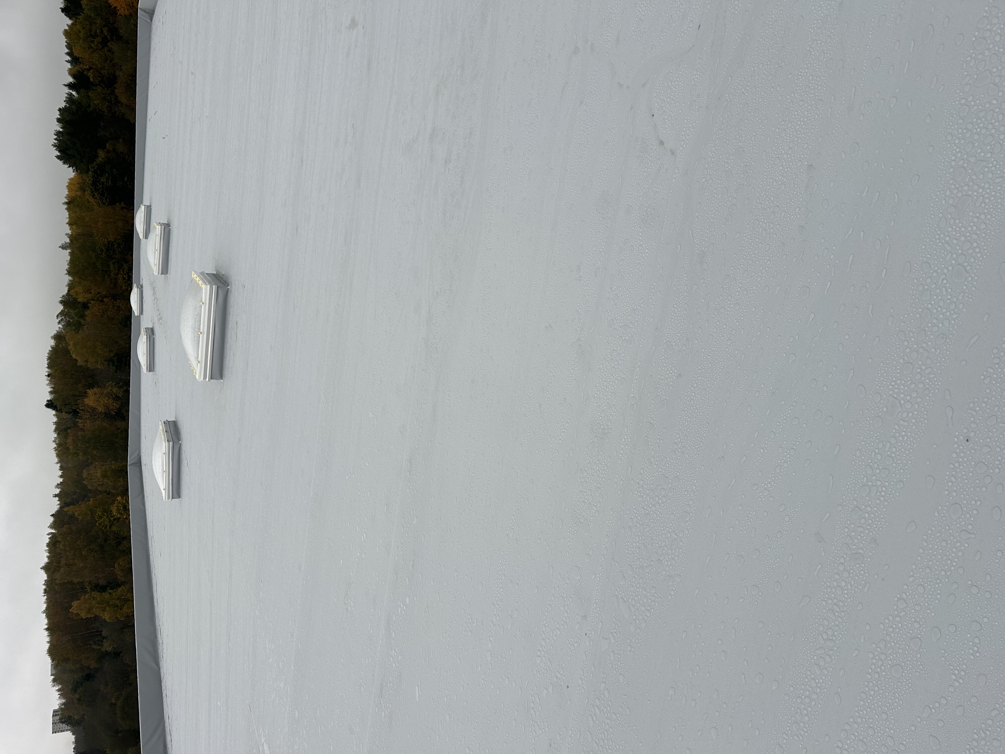Valmis hall PVC-katus koos katuseakendega