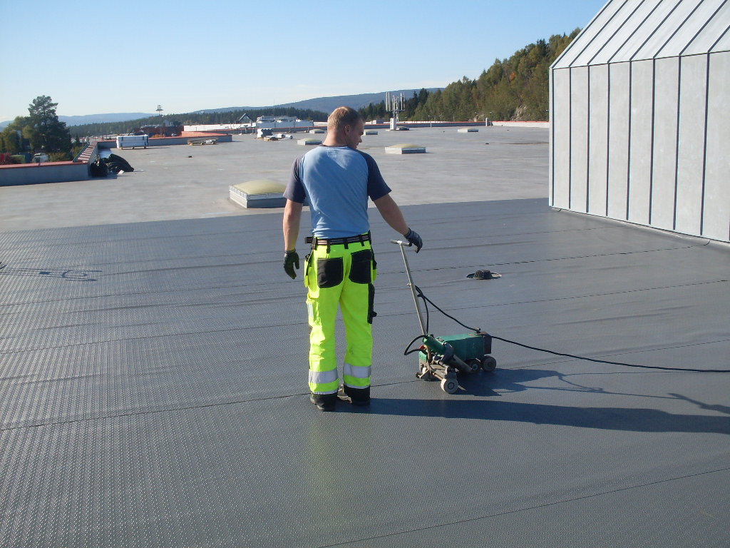 PVC-kattematerjali kuumkeevitamine katusel