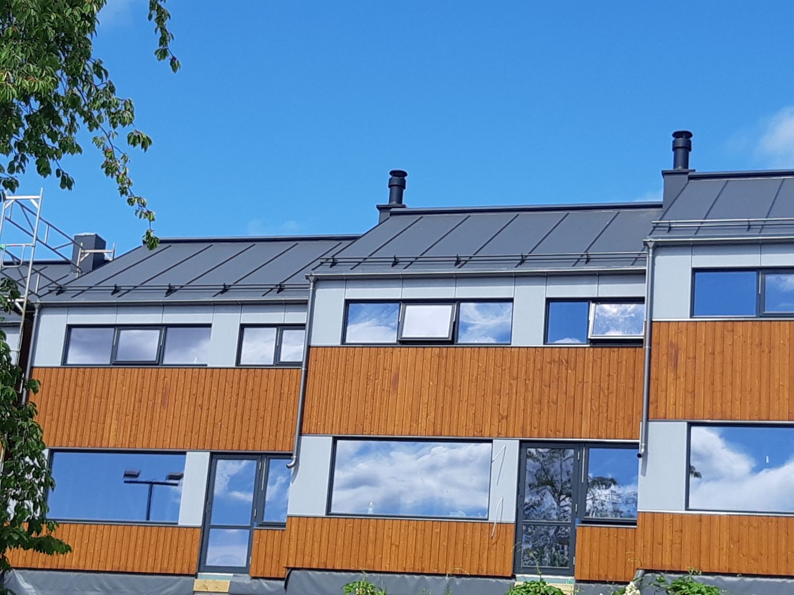 Valmis tume PVC-katus lähivaates
