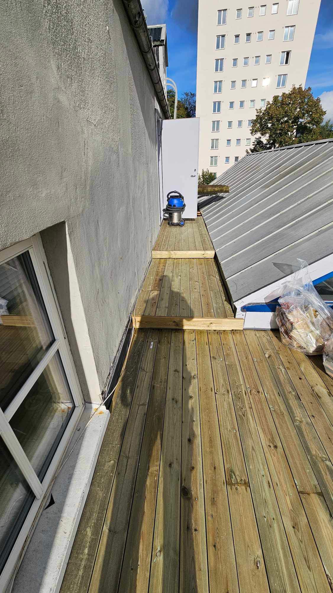 Puidust katuseterrassi astmed ja külgvaade