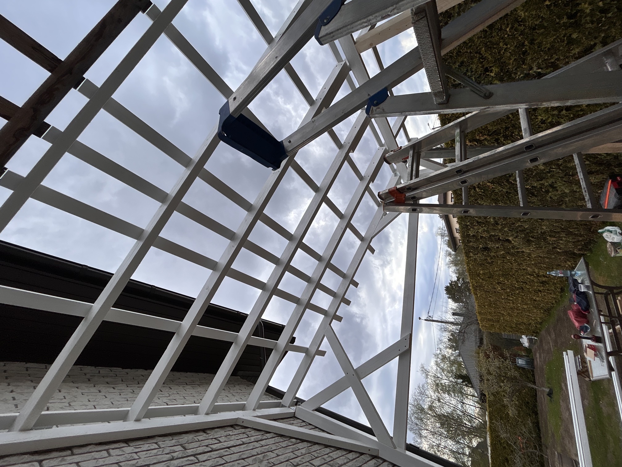 Terrassivarikatuse katusekarkassi paigaldamine