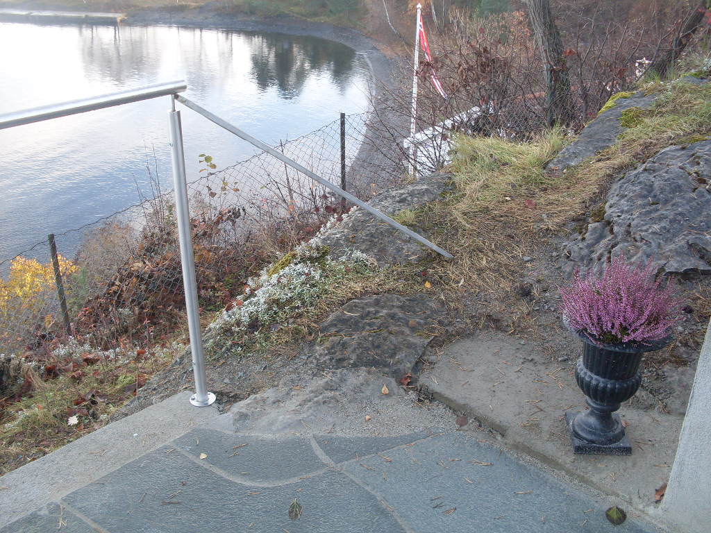 Klaaspiire kiviterrassi ja trepi ääres
