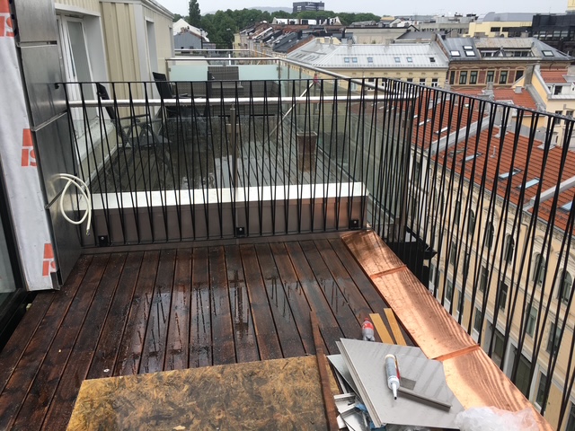 Must metallpiire hoone katuseterrassil